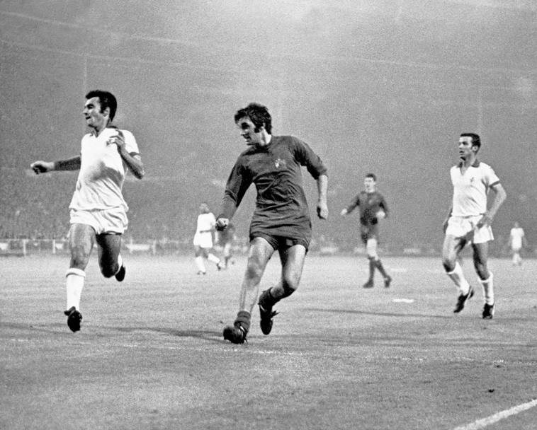 George Best segna un gol nella finale della Coppa dei Campioni del 1968, vinta dallo United sul Benfica per 4-1 (Omega)